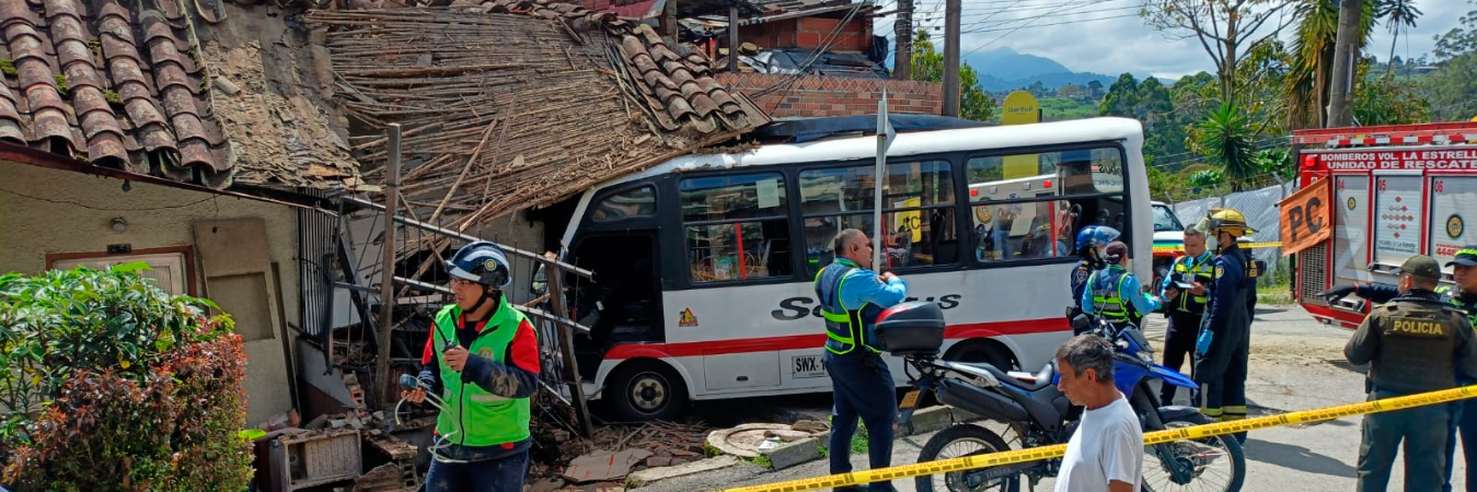 El choque generó el colapso de la estructura. /FOTOS: CORTESÍA BOMBEROS LA ESTRELLA 