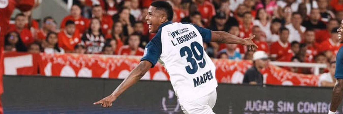 El central cartagenero Luis Escorcia se encargó de abrir el marcador para el Rojo ante los diablos. FOTO: DIM