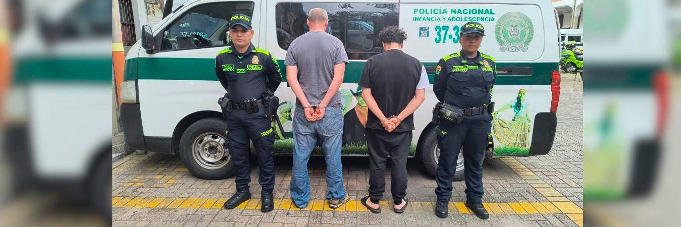 Momento de la captura del ciudadano irlandés y el administrador del hotel en el centro de Medellín. /FOTO: CORTESÍA POLICÍA 