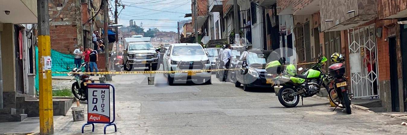 El presunto delincuente quedó muerto al lado de la camioneta. /FOTO: SINDY VALLE