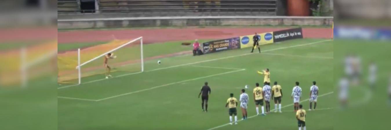 Este fue el momento en el que le cayó el travesaño el arquero. FOTO: CAPTURA DE VIDEO WIN SPORTS