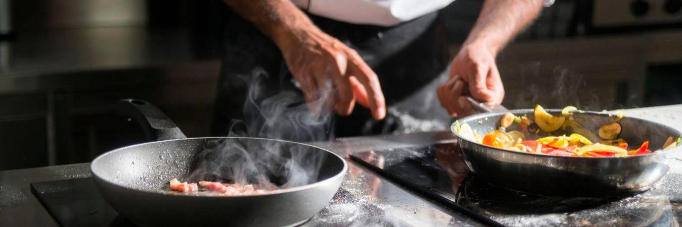 Vacantes en perfiles administrativos y de producción están disponibles en esta reconocida cadena de restaurantes. / FOTO: CANVA