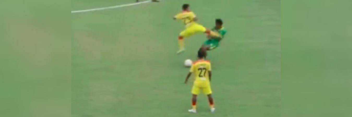 Jugador le da una patada a su compañero. FOTO: D.R.A