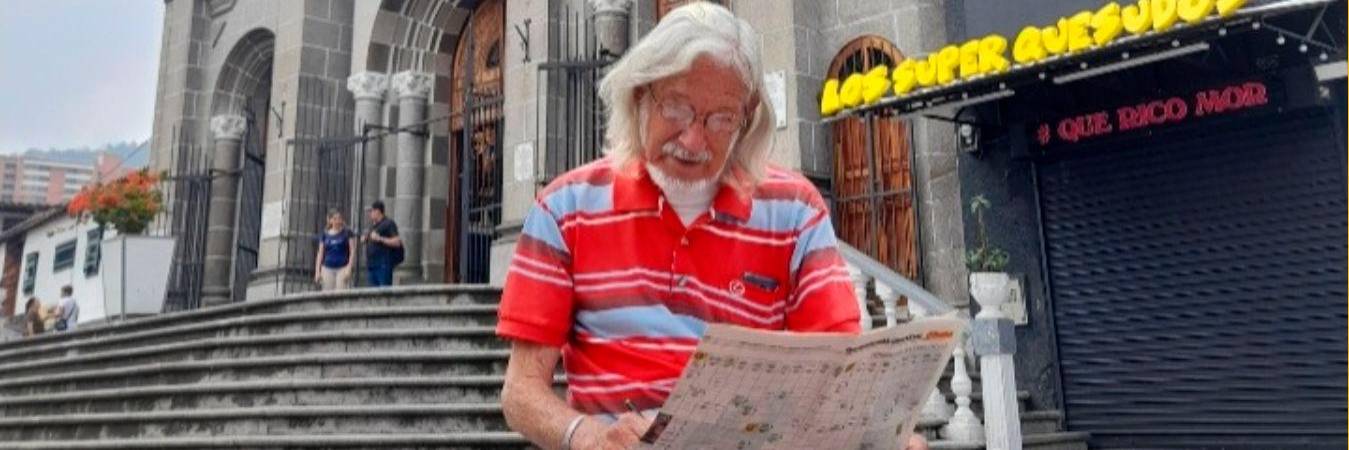 Rubén Darío Duque disfruta llenar el crucigrama de Q’hubo en el parque de La Estrella, un lugar lleno de tranquilidad y frescura. / FOTO: DANIEL GONZÁLEZ.