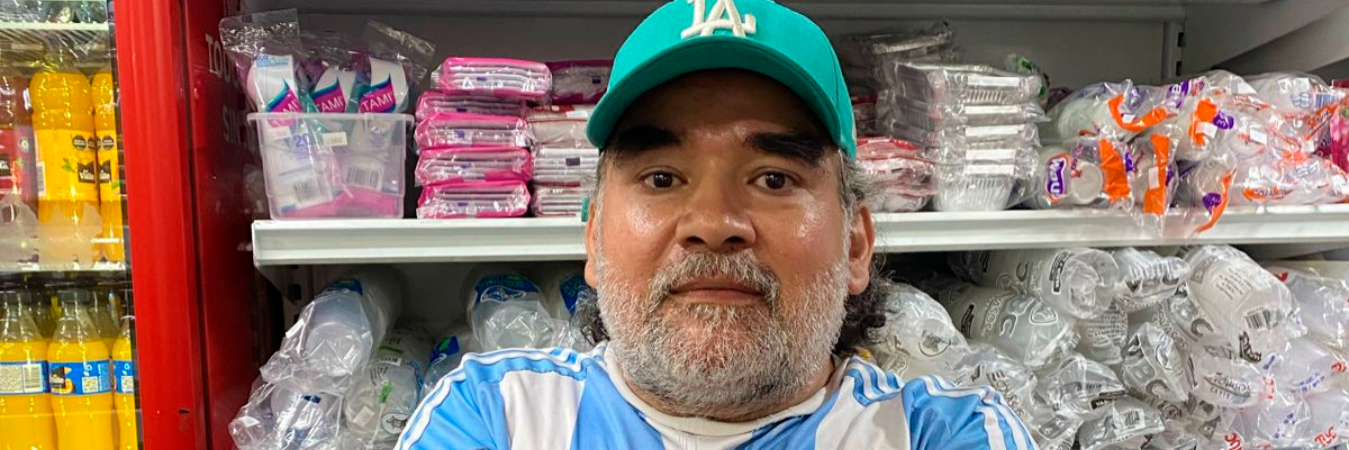 Carlos no es ajeno a la crisis económica que vive el país y espera que su parecido con el futbolista le genere trabajito. /FOTOS: JAIDER ESCOBAR 