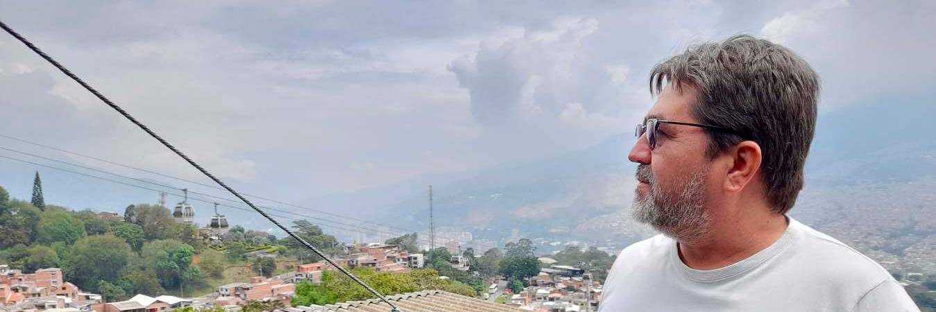 Carlos Enrique Sánchez, director del Colectivo Cartografiando, asegura que quiere quedarse en su barrio para trabajar por el arte y la cultura. /FOTOS: DANIEL GONZÁLEZ 