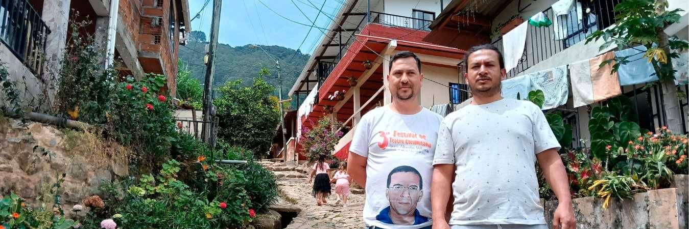 Willinton Foronda (der) y Juan David Monsalve, habitante, no cambian a Altavista por nada. Aquí, en el camino ancestral de guacas. / FOTO: ANDRÉS BEDOYA