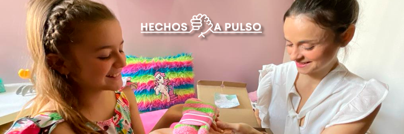 Mónica Gutiérrez López y su hija Luciana Jaramillo, exhiben el kit. /FOTO: JAIDER ESCOBAR