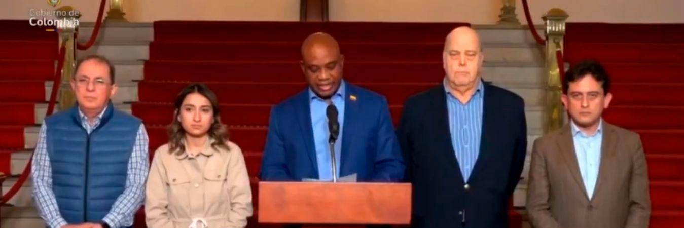 Funcionarios del Gobierno nacional, en cabeza de Luis Gilberto Murillo (centro), dieron la noticia sobre el acuerdo entre ambos países. / FOTO: CAPTURA DE PANTALLA