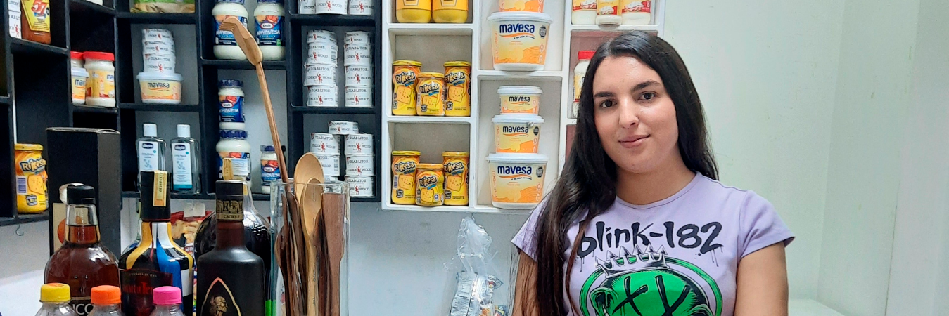 María Esperanza atiende en ‘La bodeguita venezolana’, un lugar especial donde se consiguen productos del hermano país. / FOTO: DANIEL GONZÁLEZ