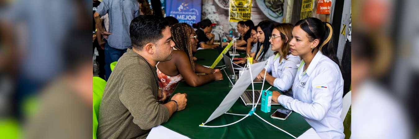 Entre los puestos disponibles están los de asesores comerciales y ayudantes de construcción. / FOTO: ALCALDÍA DE BELLO