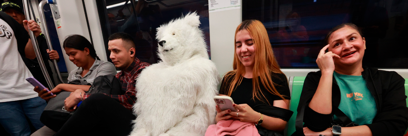 Juanes abrazó a las personas que se le acercaron al oso polar y hasta les habló del cambio climático. /FOTO: MANUEL SALDARRIAGA 