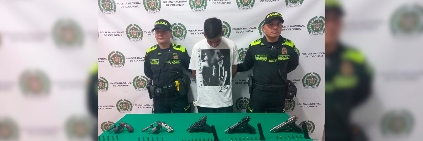 El detenido y las armas incautadas. /FOTO: POLICÍA NACIONAL