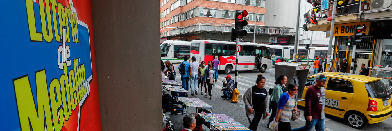 Venta de Lotería de Medellín en la ciudad. /FOTO: ARCHIVO 