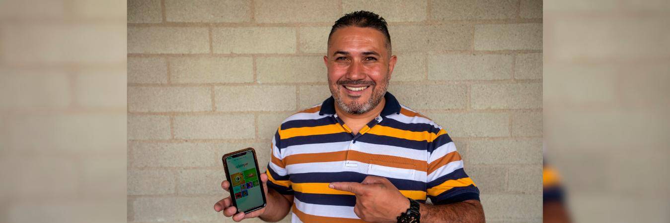 Heins exhibe con orgullo la aplicación con la que pretende impactar los locales comerciales de los barrios y los motorizados. /FOTOS: CARLOS VELÁSQUEZ