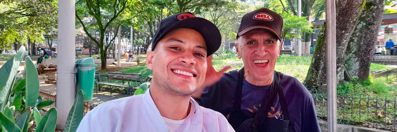 Duván Alexis (izq) y Hernán Rodrigo son famosos en la comuna 8 por vender, según ellos