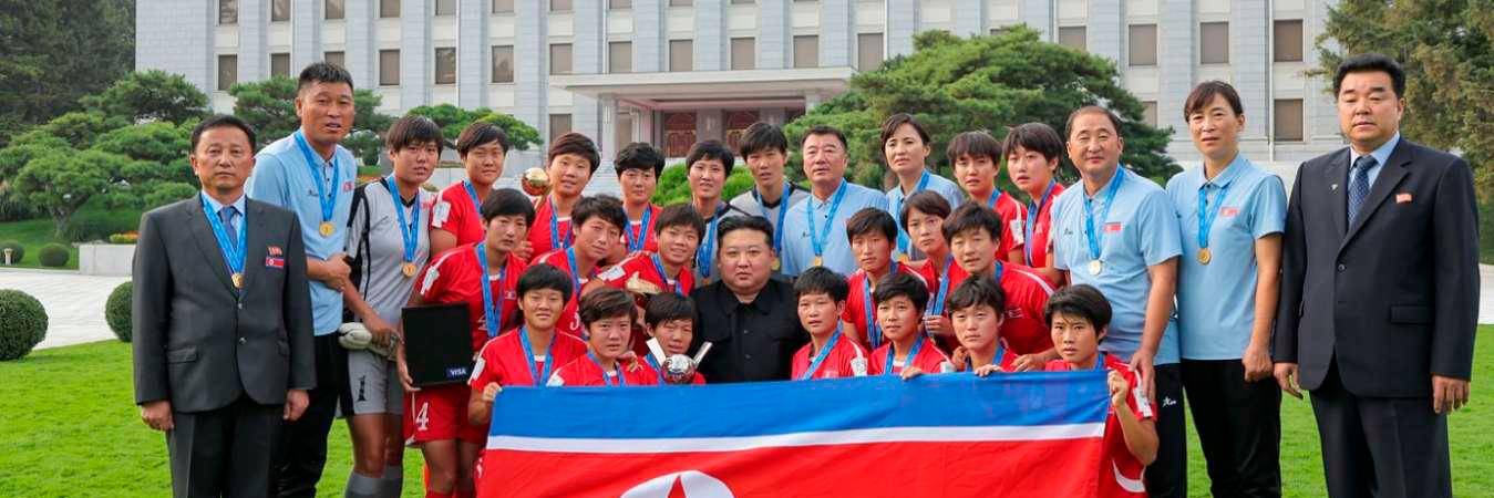 Las jugadoras se reunieron con Kim Jong-Un luego de recorrer las calles de la capital norcoreana. / FOTO: @FERKEFANTA