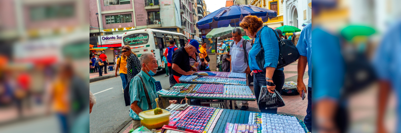 Vendedores de lotería en el centro de Medellín. /FOTO: ARCHIVO - ANDRÉS CAMILO SUÁREZ