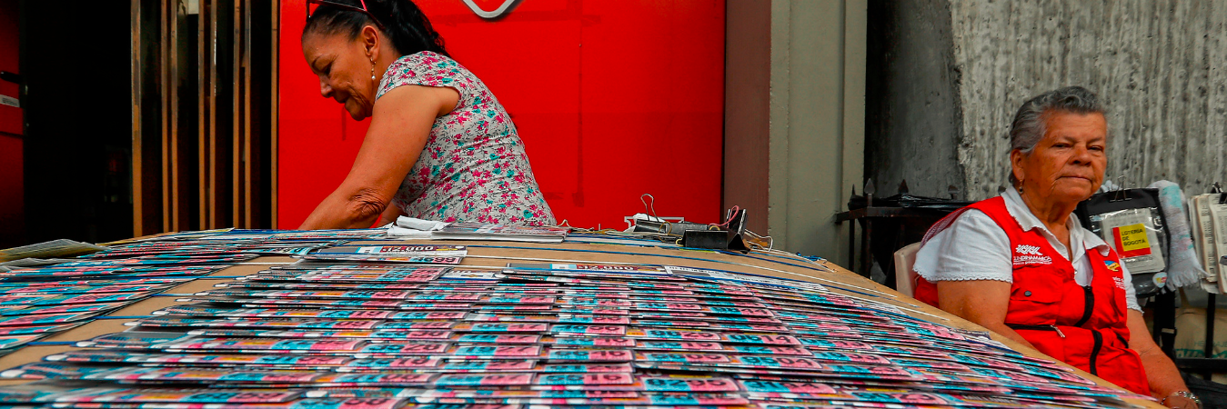 Vendedores de lotería. /FOTO: CAMILO SUÁREZ. 