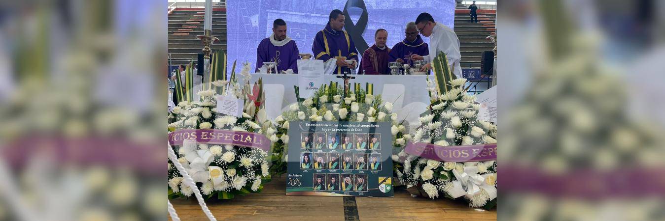 Homenaje póstumo a los 16 jóvenes del Liceo. FOTO: SINDY VALLE