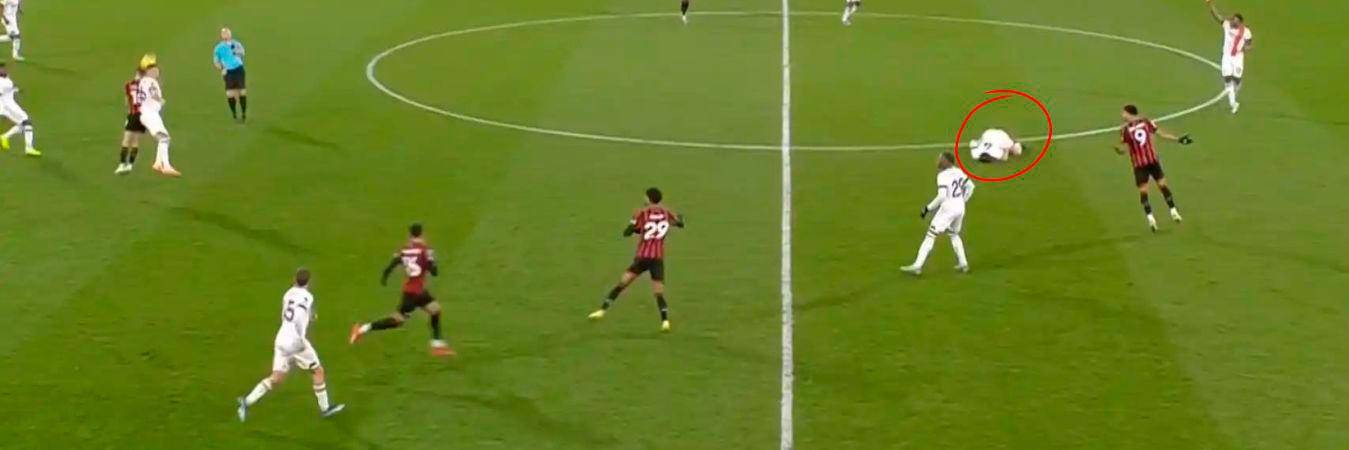 Así quedó captado el momento en el que el jugador se fue al piso. /FOTO: CAPTURA DE PANTALLA. 