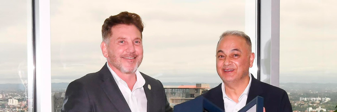 Alejandro Domíguez, presidente de la Conmebol, comparte con homólogo de la Federación Boliviana de Fútbol. /FOTO: @agdws