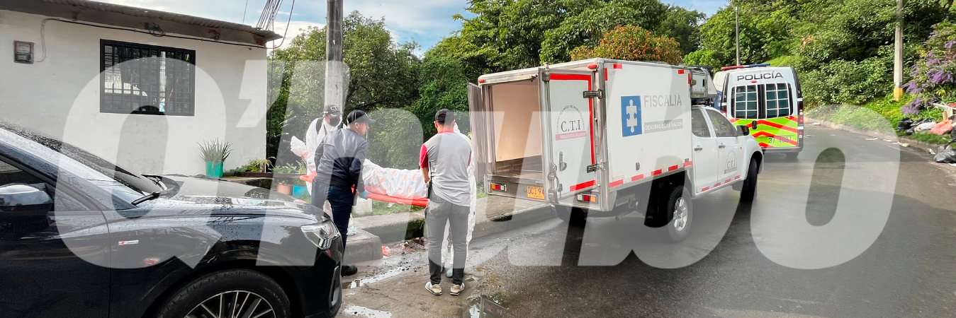 Familiares o amigos de Elkin no alcanzaron a llegar durante la inspección técnica al cadáver. /FOTO: ANDRÉS FELIPE OSORIO GARCÍA.