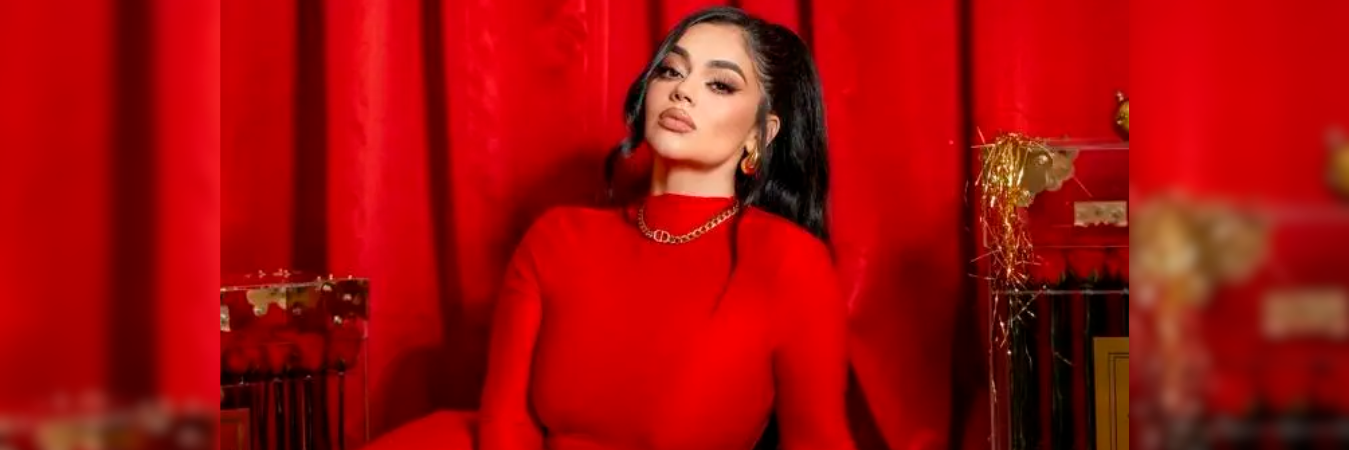 La influencer La Segura luciendo una pinta completamente roja. /FOTO: INSTAGRAM la_segura