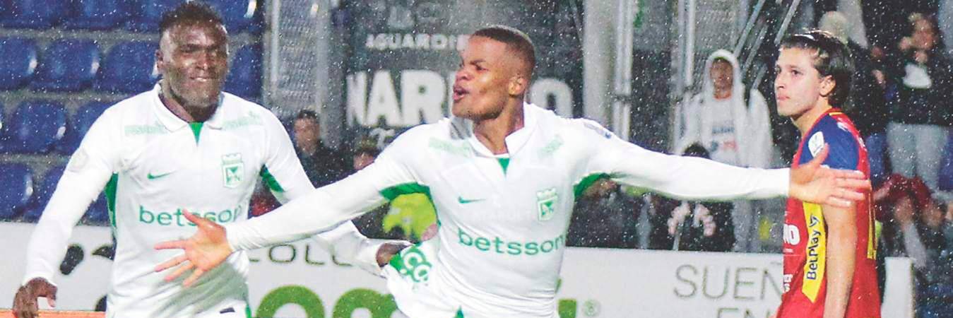 Andrés Felipe Román (en el centro), en la última visita del Verde a La Libertad, se fue de doblete. /FOTO: COLPRENSA
