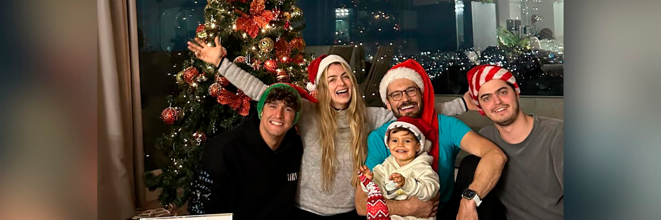 José Narváez compartiendo con sus hijos y su esposa Cristina Hurtado en Navidad. /FOTO: INSTAGRAM