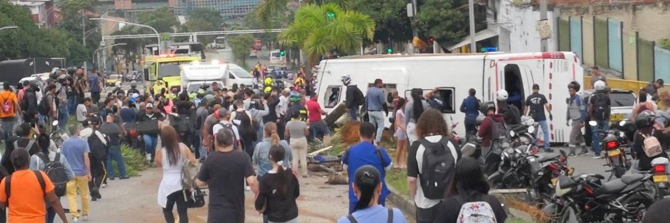 Así quedó el bus accidentado en cercanías a la estación San Pedro del Metroplús. FOTO: CORTESÍA DENUNCIAS ANTIOQUIA