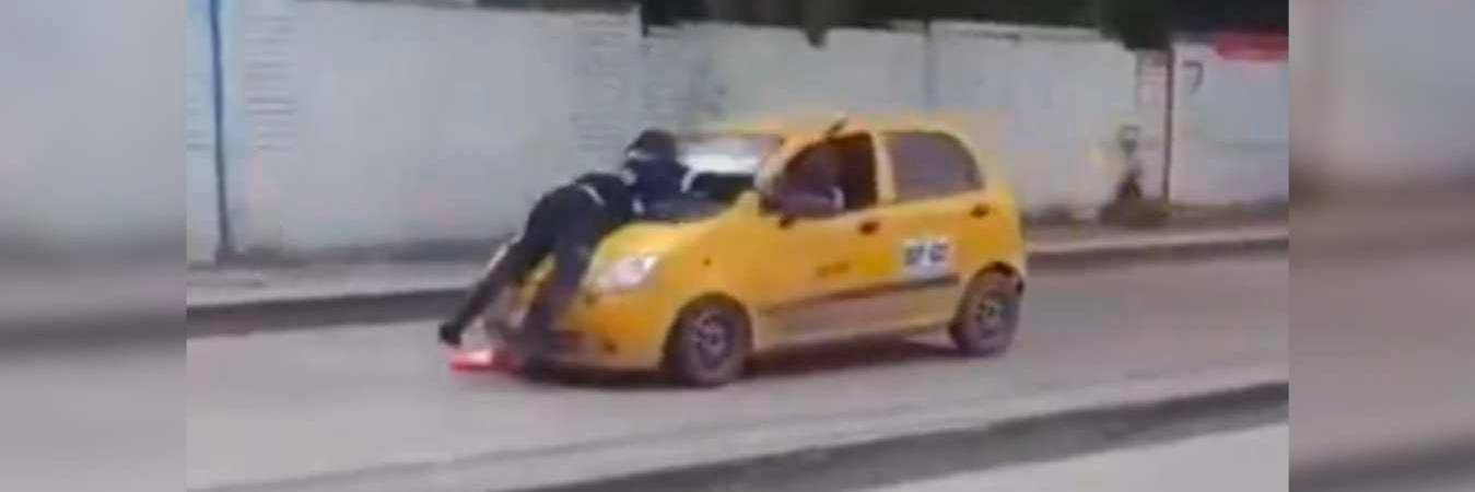 Aunque la situación fue bastante peligrosa, el agente no sufrió heridas graves. / FOTO: CAPTURA DE PANTALLA