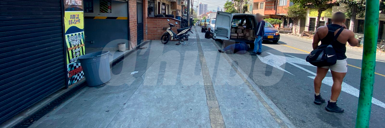 Juan José Agudelo Castaño caminaba por esta acera cuando fue atacado a bala por el delincuente. /FOTO: ANDRÉS FELIPE OSORIO GARCÍA