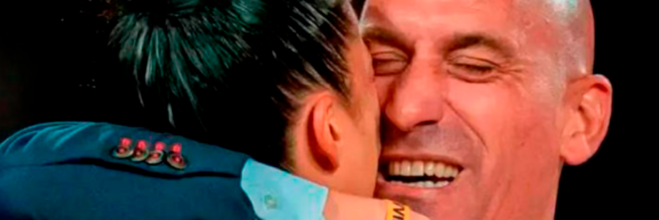 ​​Beso de Luis Rubiales a Jenni Hermoso. /FOTO: EFE