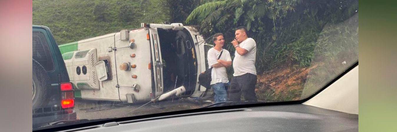 El bus quedó acostado sobre la vía. /FOTO: CORTESÍA DENUNCIAS ANTIOQUIA