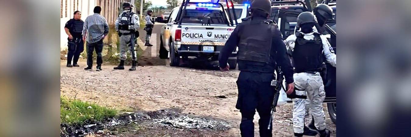 La Policía acordonó el lugar y trasladó a los heridos al hospital local. FOTO: TOMADA DE X @MORRIS80766176