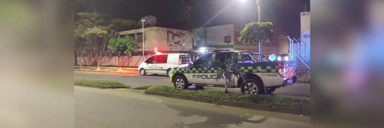 Una explosión estremeció el barrio Industrial Los Mangos de Cali, justo frente a una sede de RCN Radio. /FOTO: TOMADA CARACOL RADIO