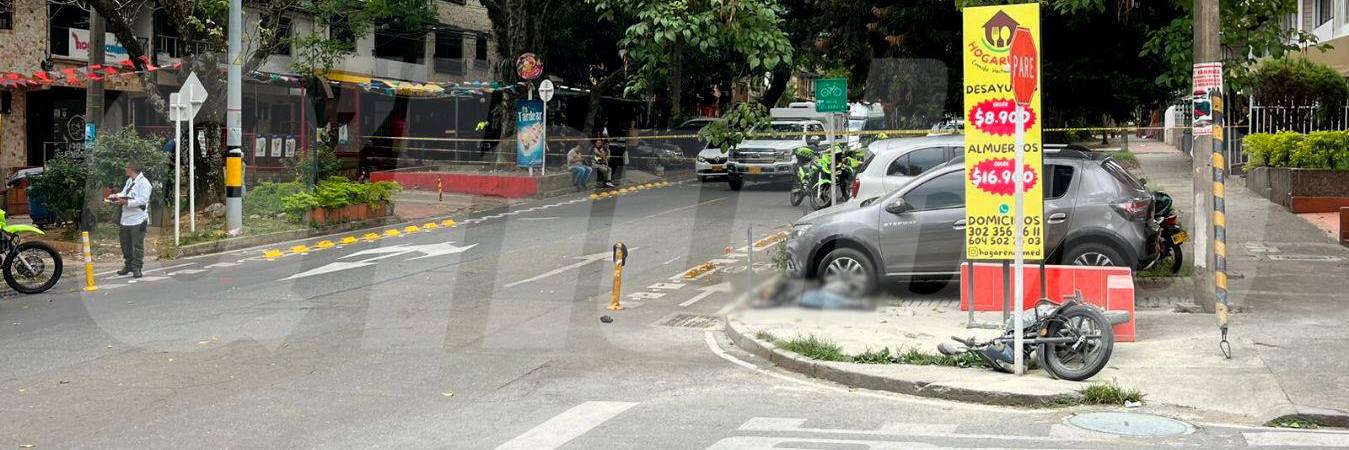 Uno de los sujetos murió al lado de la motocicleta en la que se movilizaba. /FOTO: ANDRÉS FELIPE OSORIO GARCÍA. 