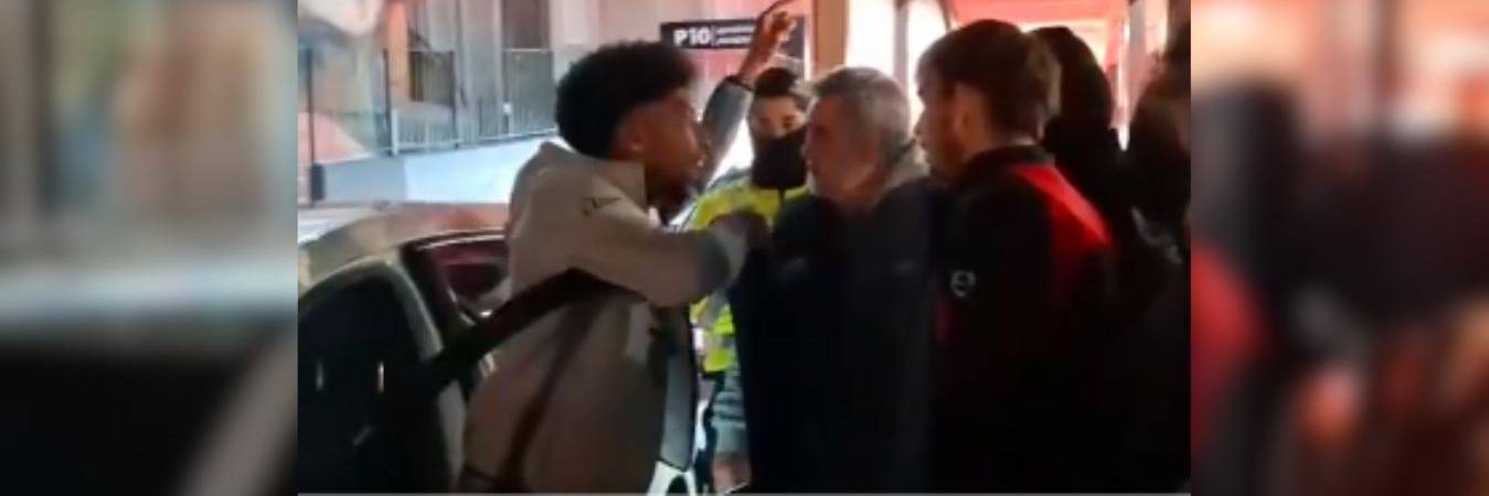 El colombiano Johan Mojica es increpado por aficionados del Mallorca. FOTO: D.R.A