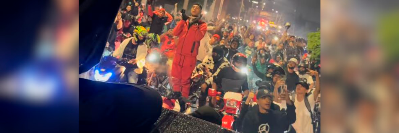 Ryan Castro salió en su moto y con novia a bordo. /FOTO: CAPTURA DE VIDEO 