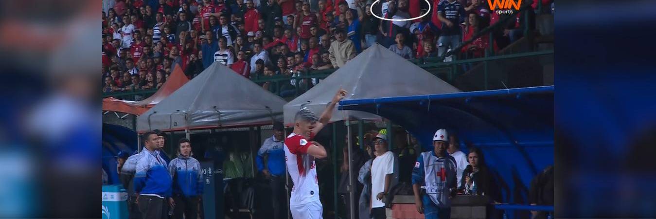 Video de televisión muestra a quien sería la responsable de la agresión al jugador cuando salía de la cancha. FOTO: TOMA DE VIDEO 
