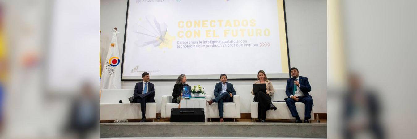Carlos Andrés Rodado Grijalba, jefe de la Unidad de Análisis de Información - DIARI; Natalia Gaviria Gómez, PhD. Profesora de la UDEA; Demian Gil Marino, líder regional de Copilot en Microsoft; Johanna Pimiento Quintero, gerente de Transformación Digital del Consejo Superior de la Judicatura; Juan Carlos Cortés González, magistrado de la Corte Constitucional. Fotos: EL COLOMBIANO. 