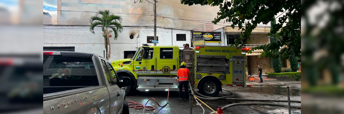 Los bomberos atendieron rapidamente la emergencia. /FOTO: CORTESÍA SEBASTIÁN GUTIÉRREZ. 