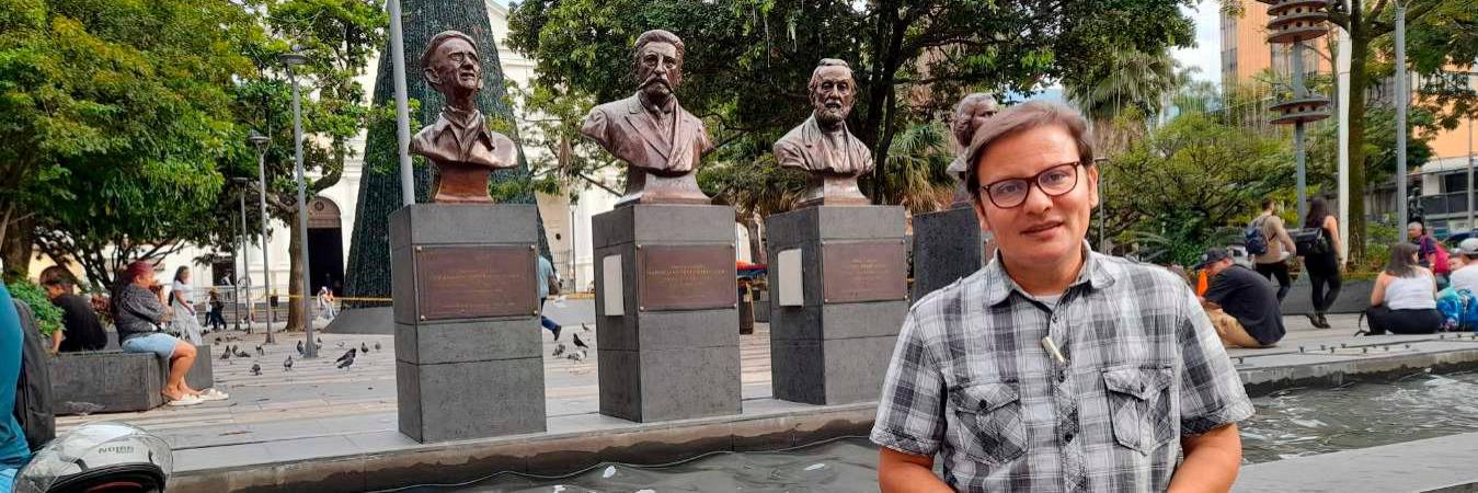 El historiador Carlos León Gaviria nos cuenta sobre la importancia que ha tenido Envigado para el desarrollo económico del Valle de Aburrá. / FOTO: DANIEL GONZÁLEZ JARAMILLO