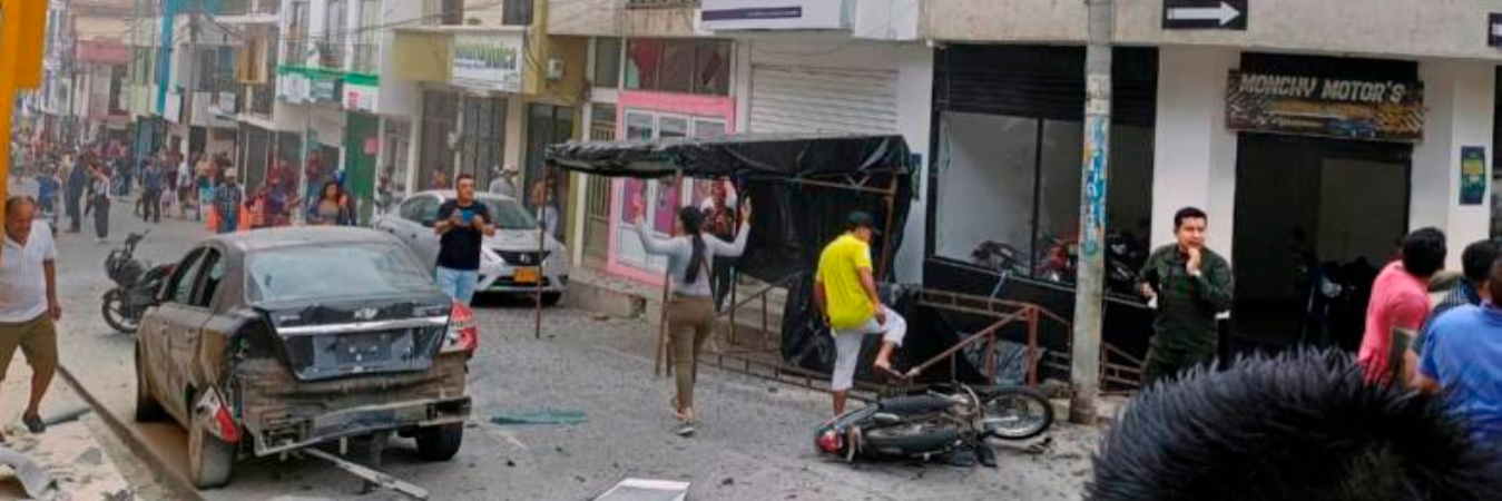 Así quedó el lugar de la explosión y los vehículos tras el estallido de la moto bomba. /FOTO: X @EduarTrianaR