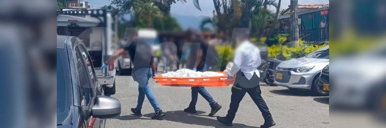 Agentes judiciales de la Sijín realizaron la inspección técnica del cuerpo de Julián González. /FOTO: ALEJANDRA MORALES RÍOS 