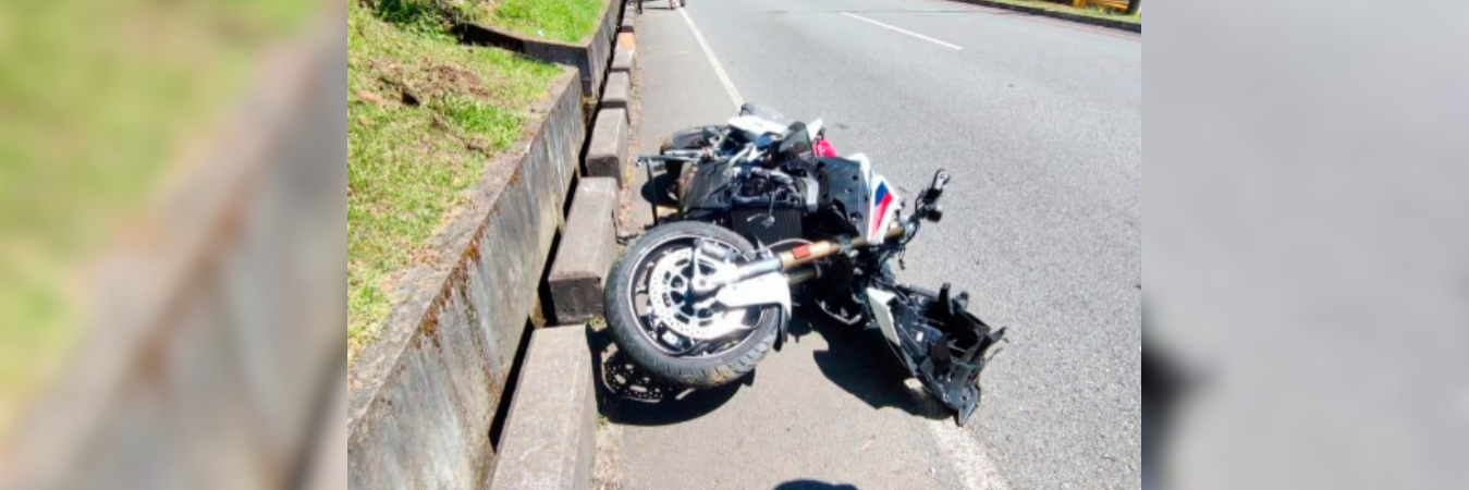 El moticlista terminó a un costado de la vía tras el fuerte accidente. /FOTO: CORTESÍA 