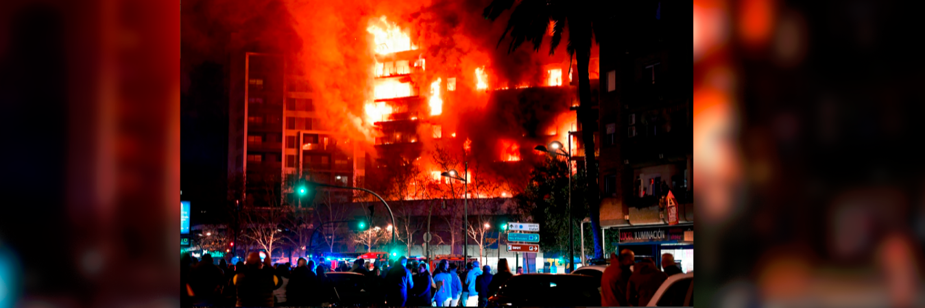 El incendio inició en el cuarto piso y se extendió por todo el lugar. / FOTO: AFP