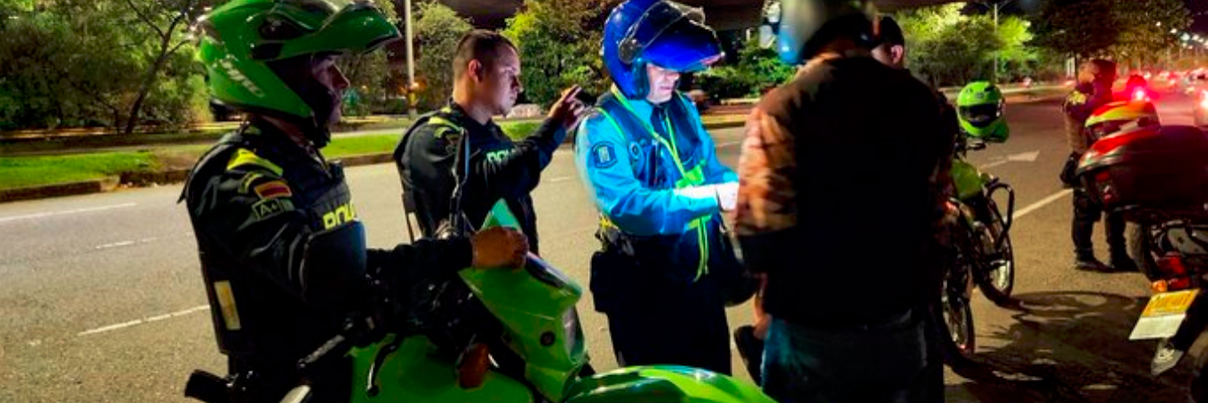 La multa para quienes no porten el chaleco reflectivo es de 15 salarios mínimos diarios legales vigentes. /FOTO: SECRETARÍA DE MOVILIDAD DE MEDELLÍN