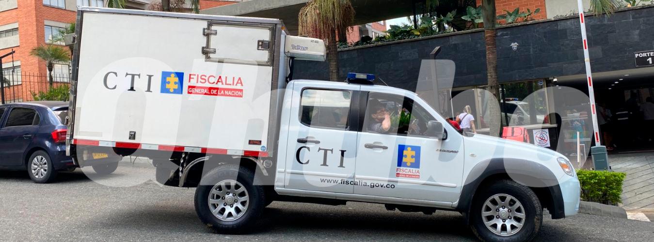 El CTI de la Fiscalía llegó hasta un edificio en El Poblado para realizar la inspección técnica de Josué Cardona Palacio, ciudadano estadounidense de 34 años, quien fue asesinado. /FOTO: ANDRÉS FELIPE OSORIO